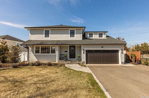 7 Dundee Ave, Babylon, NY 11702-2611