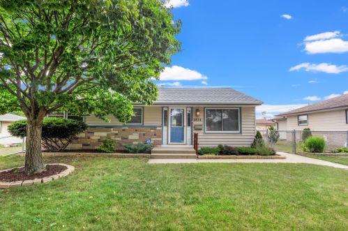 2874 93rd St, Milwaukee, WI 53227-3302