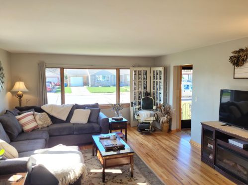 610 10th St, Mishawaka, IN 46544-4911