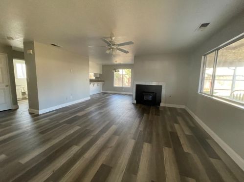 2131 Royal Wood Ln, Turlock, CA 95380-2273