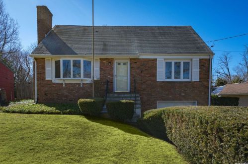 5 Cedarwood Dr, Huntington Station, NY 11746-1304