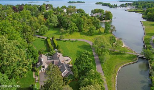 33 Mdw Wood Dr, Greenwich CT 06830-7023 exterior