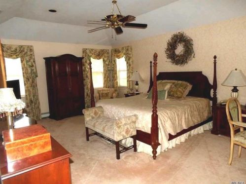 32 Pheasant Run Ln, Huntington Station NY 11746-8142 exterior