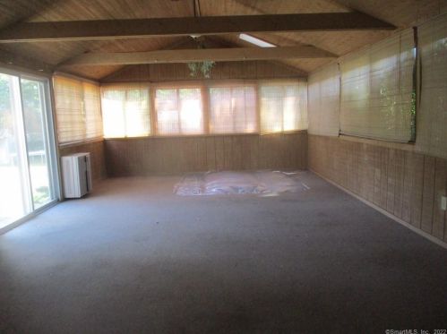 4 Redwood St, Enfield CT 06082-2619 exterior