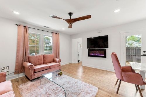 1876 La Dawn Ln, Atlanta GA  30318-2038 exterior