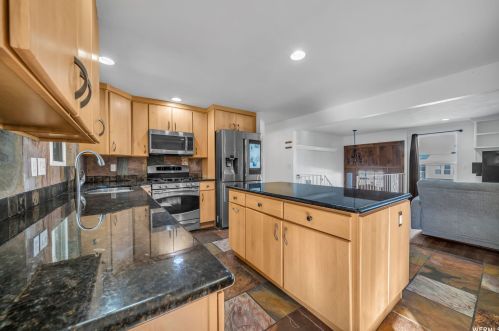 884 Spartan Dr, Sandy UT 84094-1811 exterior