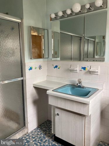 1172 Laurel Ln, Huntingdon Valley PA 19006-3216 exterior