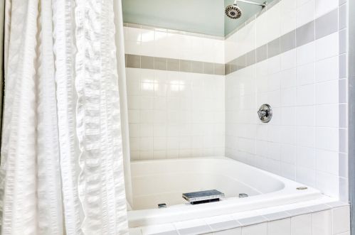 1741 Warren Ave, Milwaukee WI 53202-1616 exterior