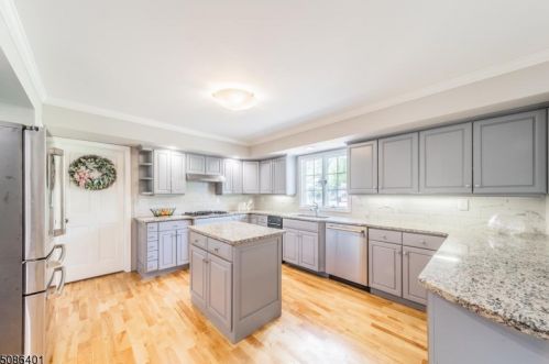 2 Arrowsmith Dr, Bridgewater NJ  08807-3801 exterior