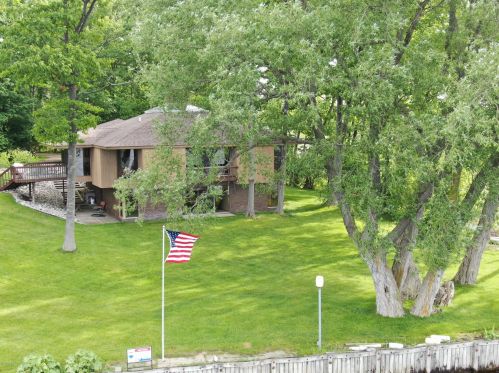 300 Cir Dr, Meskegon MI 49445-2712 exterior