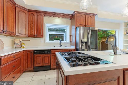 1515 Highwood Dr, Mc Lean VA  22101-5800 exterior