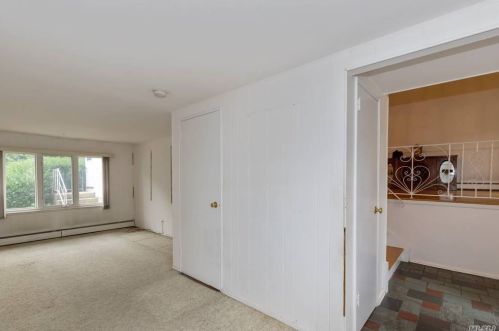 10 Glendale Dr, Huntington Station NY 11747-1237 exterior