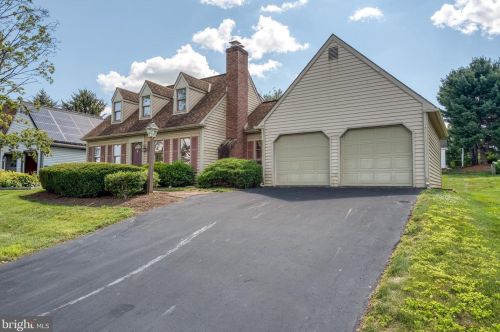 314 Greenbriar Dr, Lancaster, PA 17601-1348