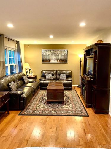 1 Hawthorn Dr, Edison NJ  08820-1450 exterior