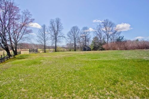 82 Mullen Rd, Enfield CT 06082-6033 exterior