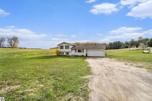 7769 Kingsley Rd, Kingsley, MI 49649-9686