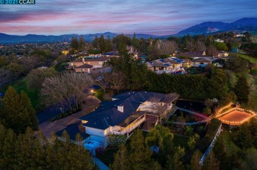 830 Ridge Dr, Concord, CA 94518-1447
