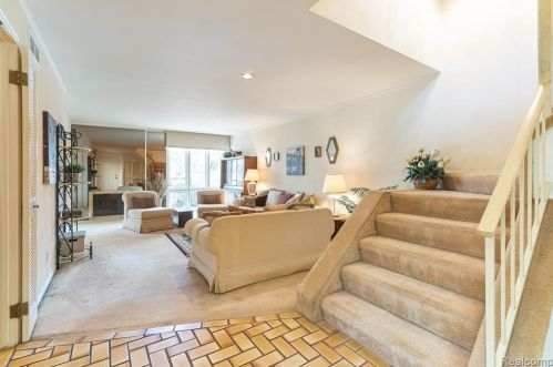 1249 Oakwood Ct, Rochester MI 48307-2539 exterior