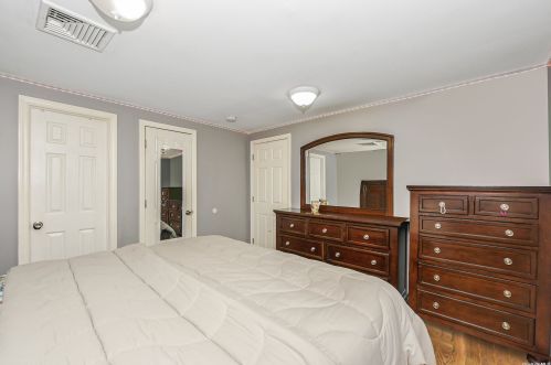 27 Daisy Dr, Bohemia NY 11716-4029 exterior