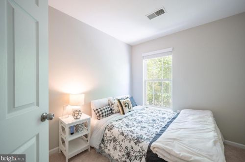 6940 Lerwick Ct, Alexandria VA  22315-5717 exterior