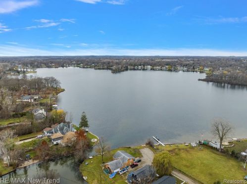 692 Appalachi St, Walled Lake MI  48390-1005 exterior