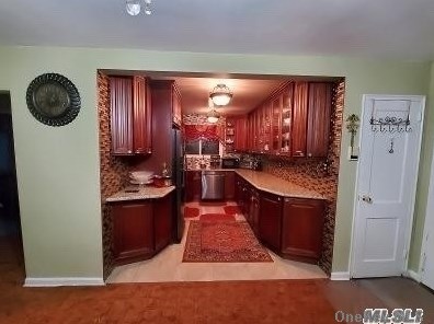 973 Fenwood Dr, Valley Stream, NY 11580-1745