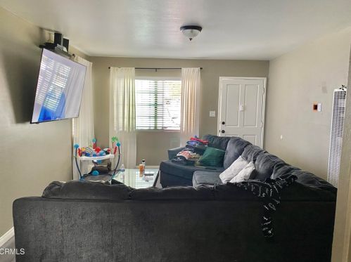 154 Hughes Dr, Oxnard CA  93033-5328 exterior