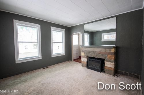 816 Spring St, Sylvan Beach MI 49461-1071 exterior