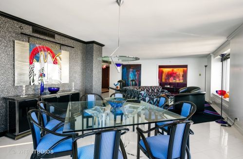 132 Delaware Pl, Chicago IL  60611-3215 exterior