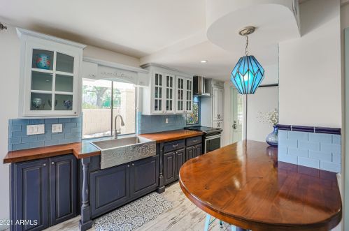 10437 11th St, Phoenix, AZ 85020-8551