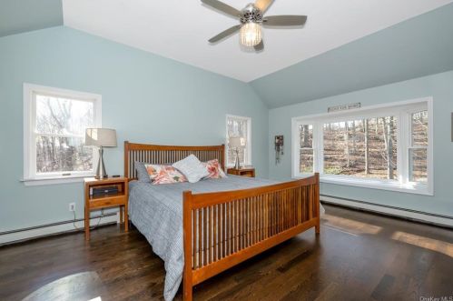 28 Elizabeth Pl, Armonk NY 10504-1425 exterior