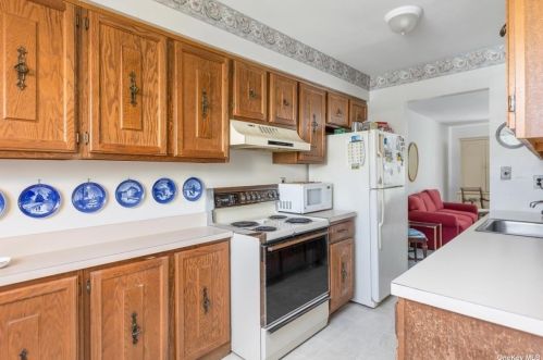 42 Blacksmith Ct, Huntington Station, NY 11746-1919