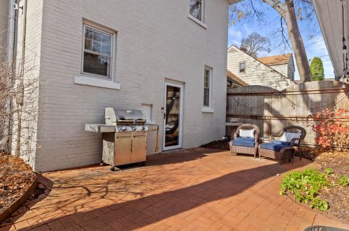 6162 Washington Cir, Milwaukee WI 53213-2472 exterior