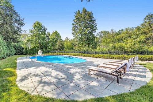 1469 Lilac Ln, Milwaukee WI  53217-2960 exterior