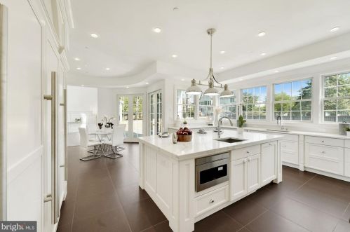 9318 Cranford Dr, Rockville MD 20854-2231 exterior