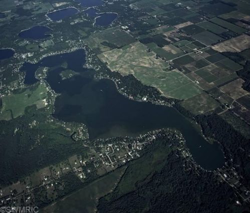 50184 Lake Shore Dr, Dowagiac MI  49047-8741 exterior