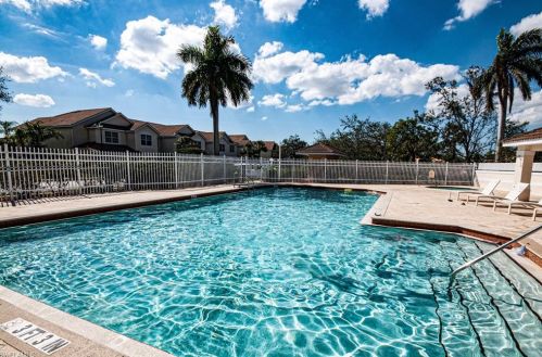 1042 Albany Ct, Naples FL 34105-4814 exterior