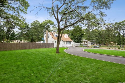 15 Chestnut St, Central Islip NY 11722-3839 exterior