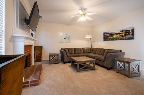 1201 Cascade Hl Dr, Atlanta GA 30336 exterior