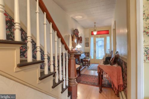 273 Main St, Hummelstown PA 17036-1721 exterior