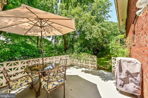 5615 Chase Ct, Alexandria VA 22312-6318 exterior