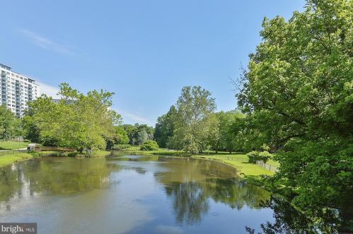 10401 Grosvenor Pl, Rockville MD  20852-4646 exterior