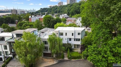 24 Casta Ln, Edgewater NJ 07020-1504 exterior