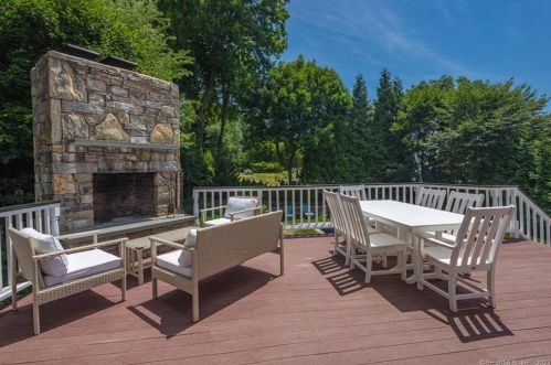 5 Mansfield Pl, Westport CT  06880-5045 exterior