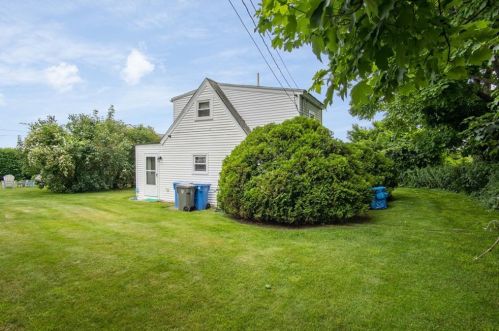 30 Warren Ave, Middletown RI 02842-5835 exterior