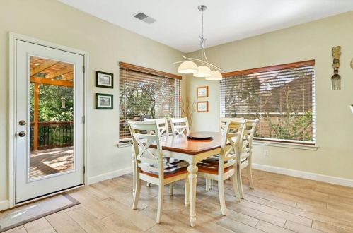 7036 Auckland Dr, Austin TX 78749-4139 exterior