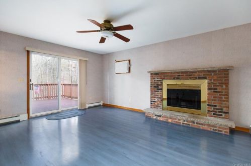 8 Chestnut Rdg Rd, Poughkeepsie NY 12603-6504 exterior