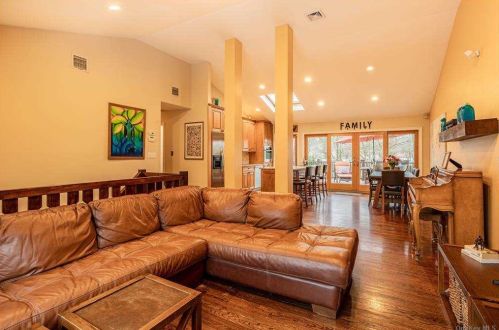 7 Otsego Ave, Huntington Station NY 11746-6453 exterior