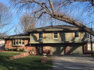 815 Skyline Dr, Omaha, NE 68022-1720