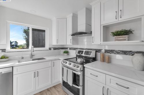 2850 Madeira Way, Concord CA  94523-2023 exterior